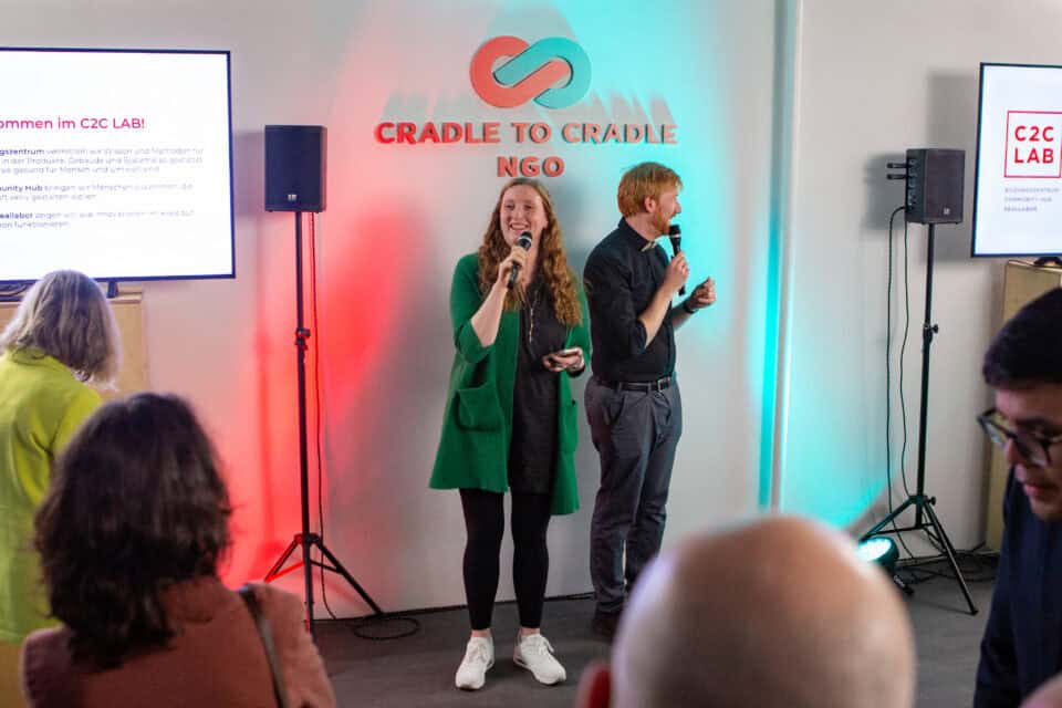 Vorstände Nora Sophie Griefahn und Tim Janßen bei der Eröffnung der neuen Räume des C2C Lab