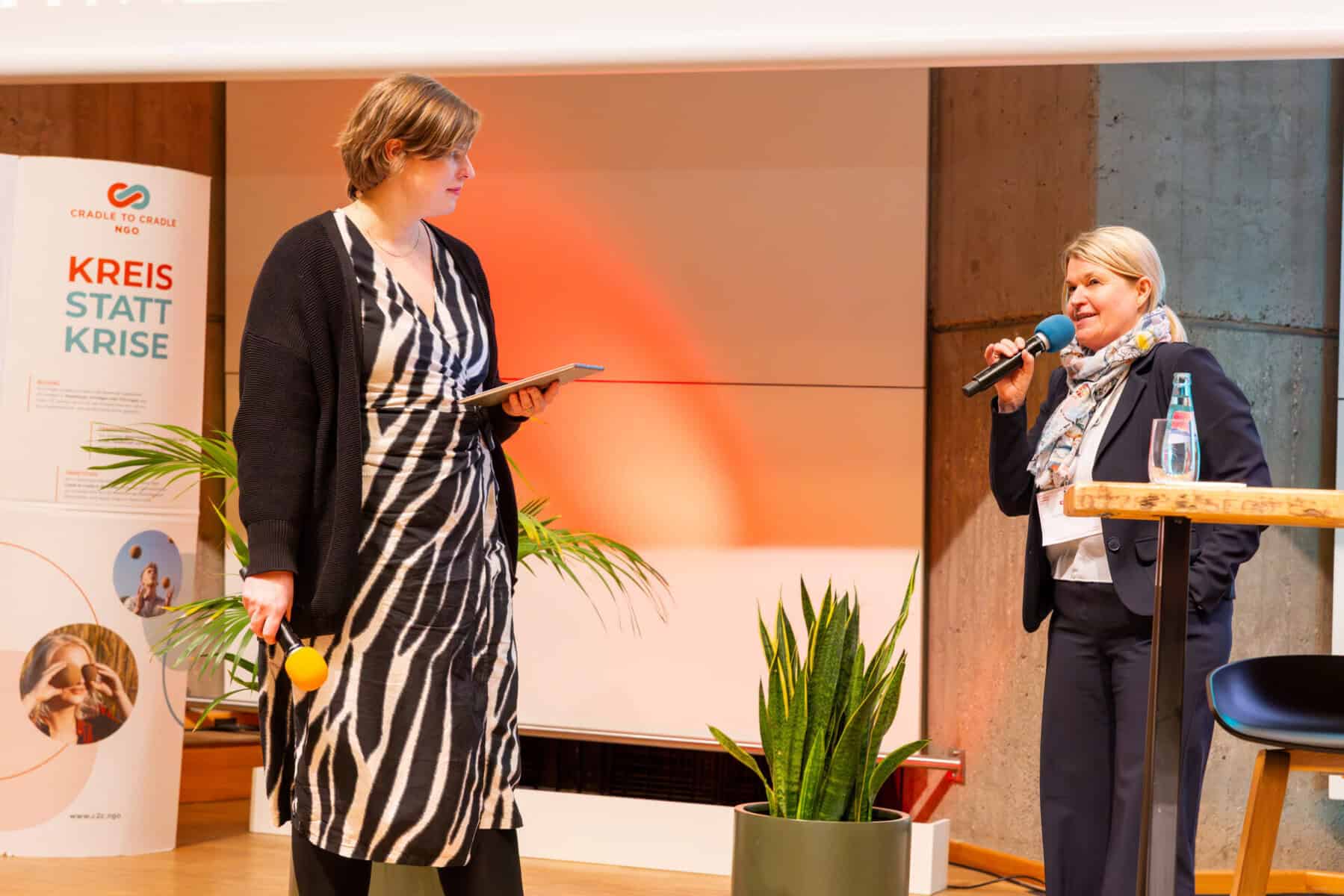 3 Personen auf der Bühne des C2C Congress