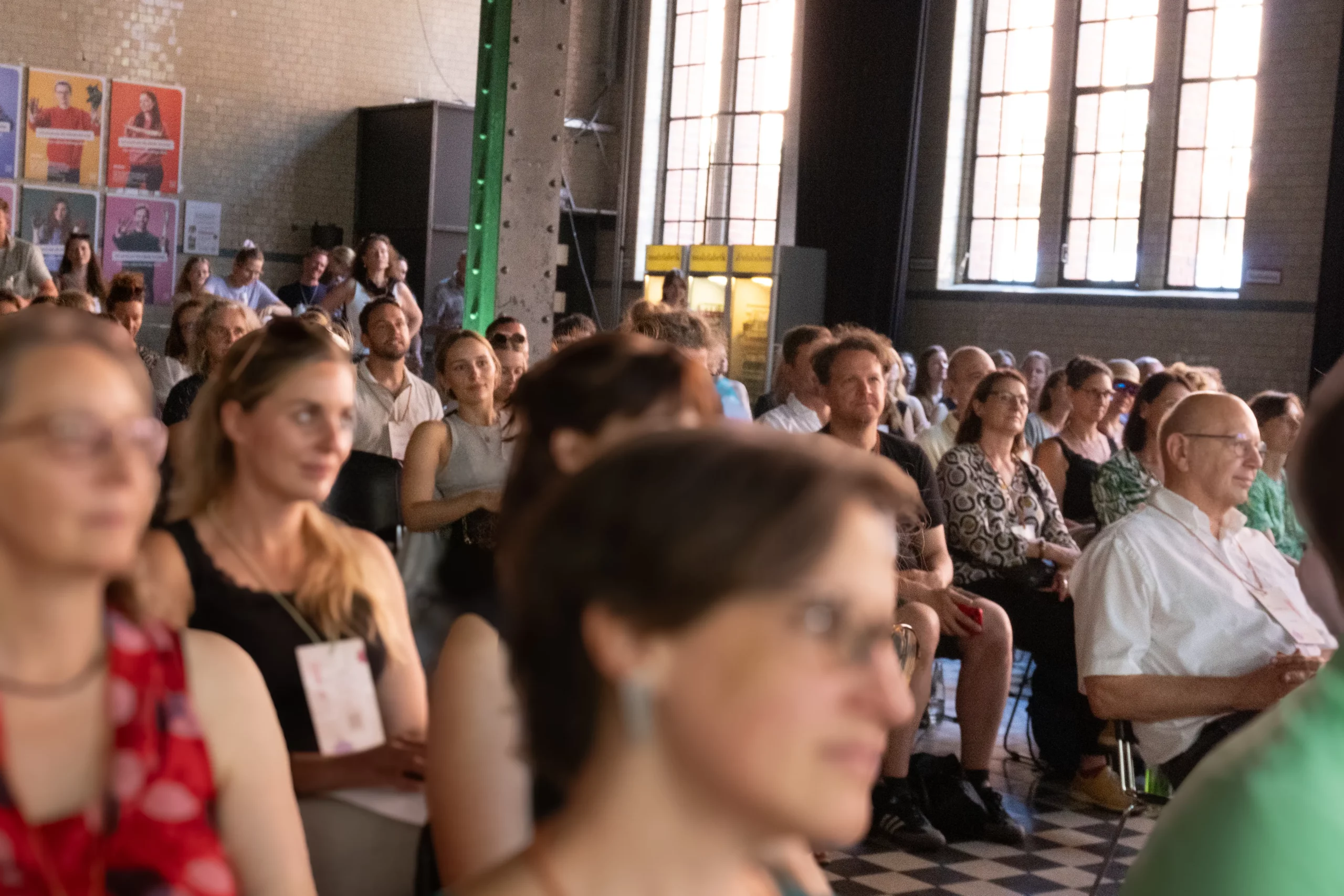 Blick auf das Publikum einer Konferenz