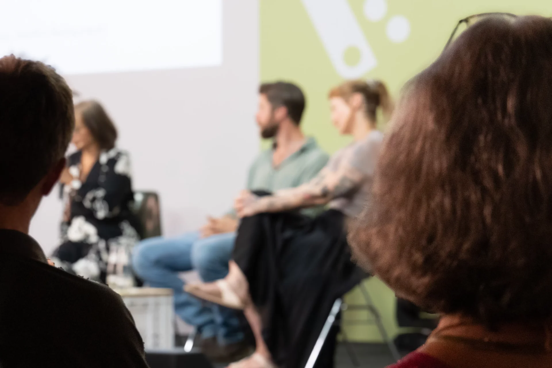 blick durch das Publikum auf die Bühne einer Konferenz