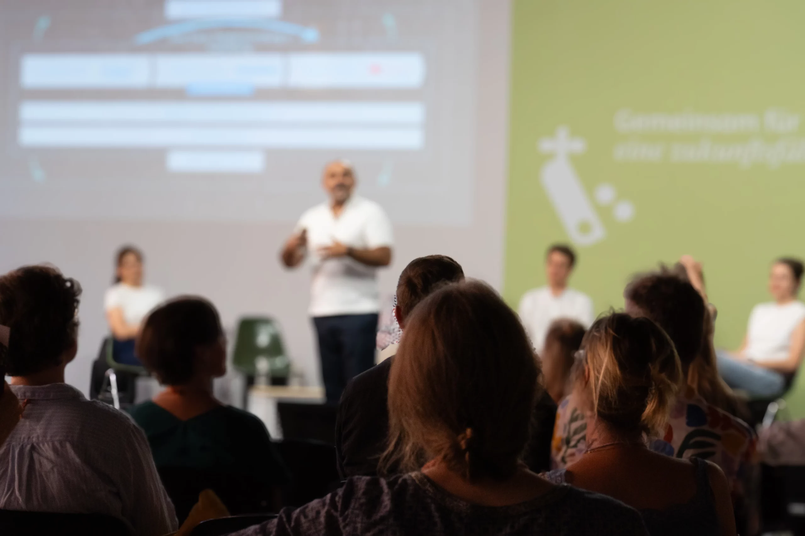 Blick vom Publikum auf eine Konferenzbühne
