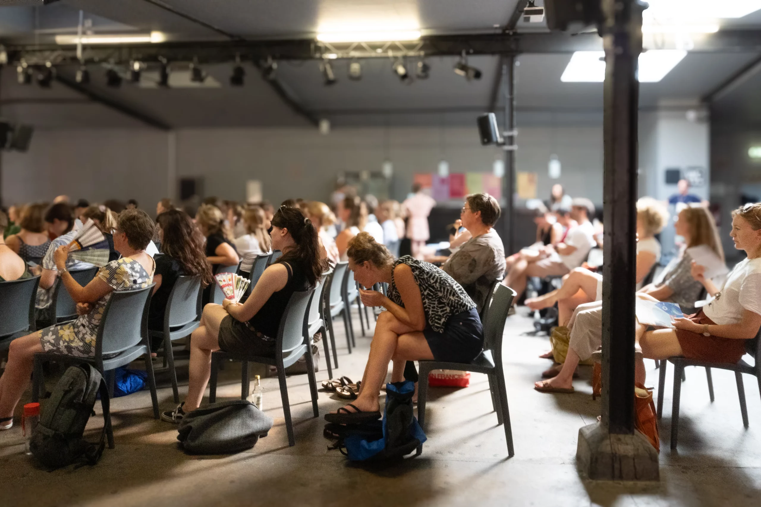 Konferenzteilnehmer:innen von der Seite