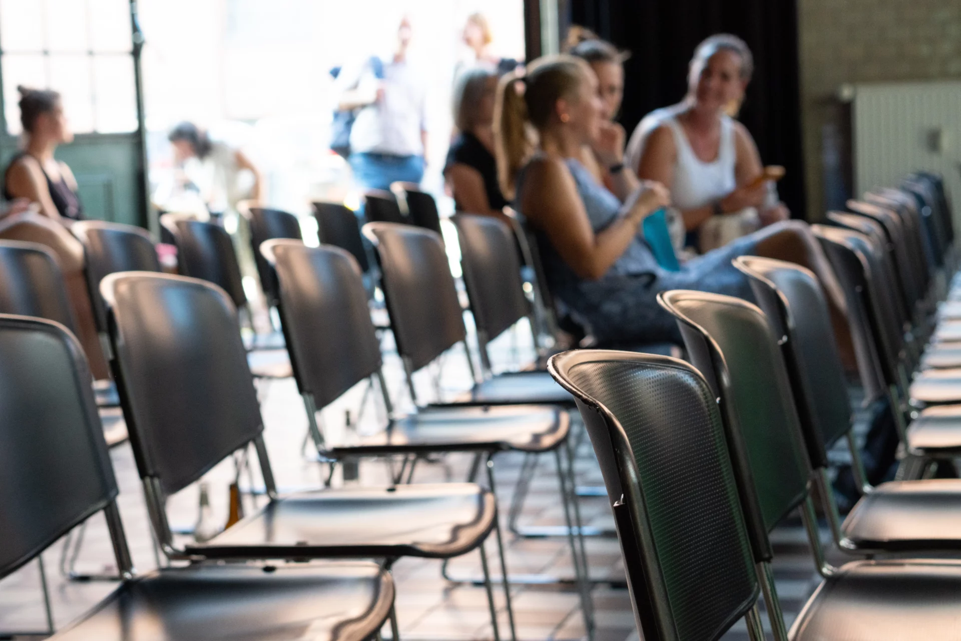 Stuhlreihe auf Konferenz