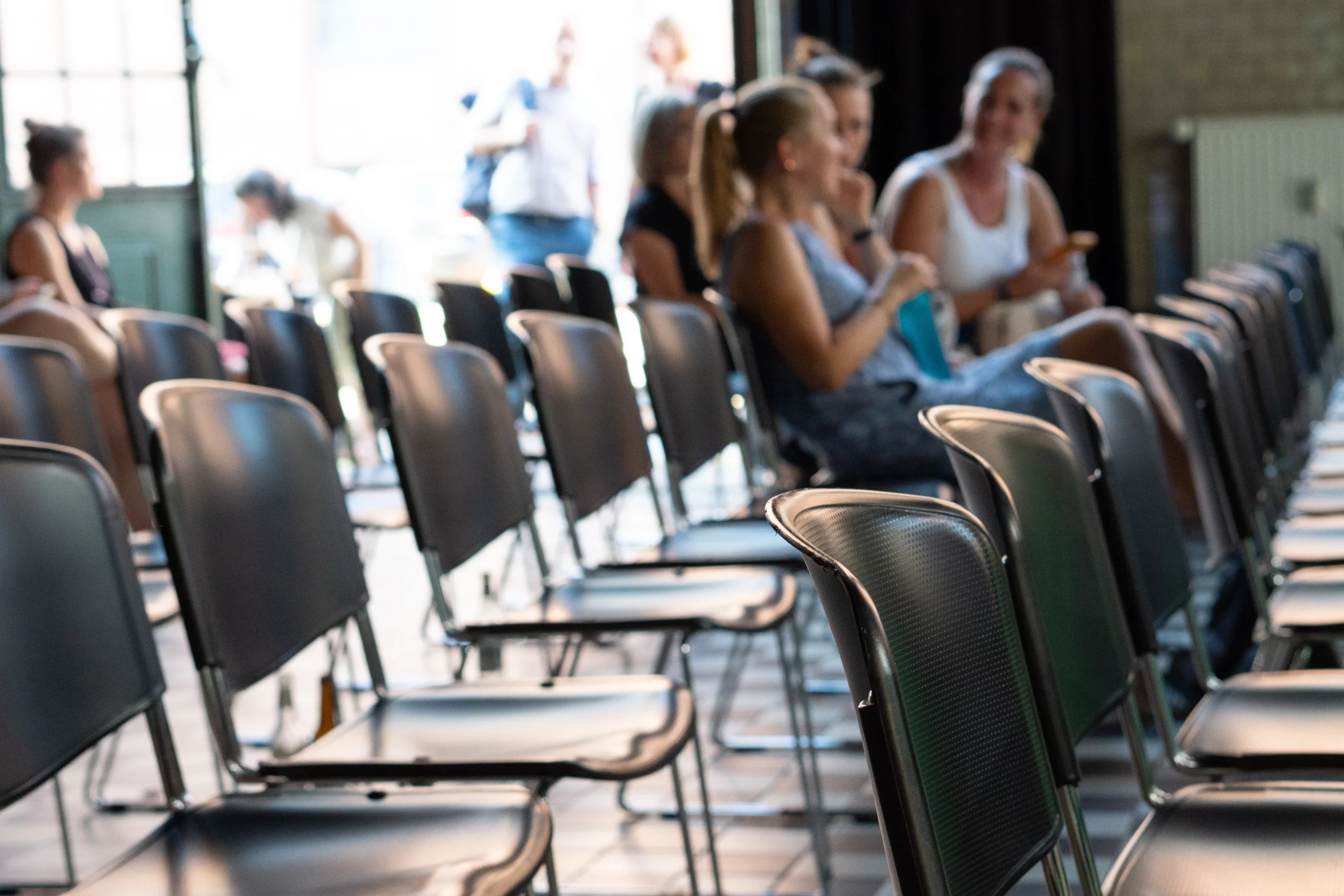 Stuhlreihe auf Konferenz