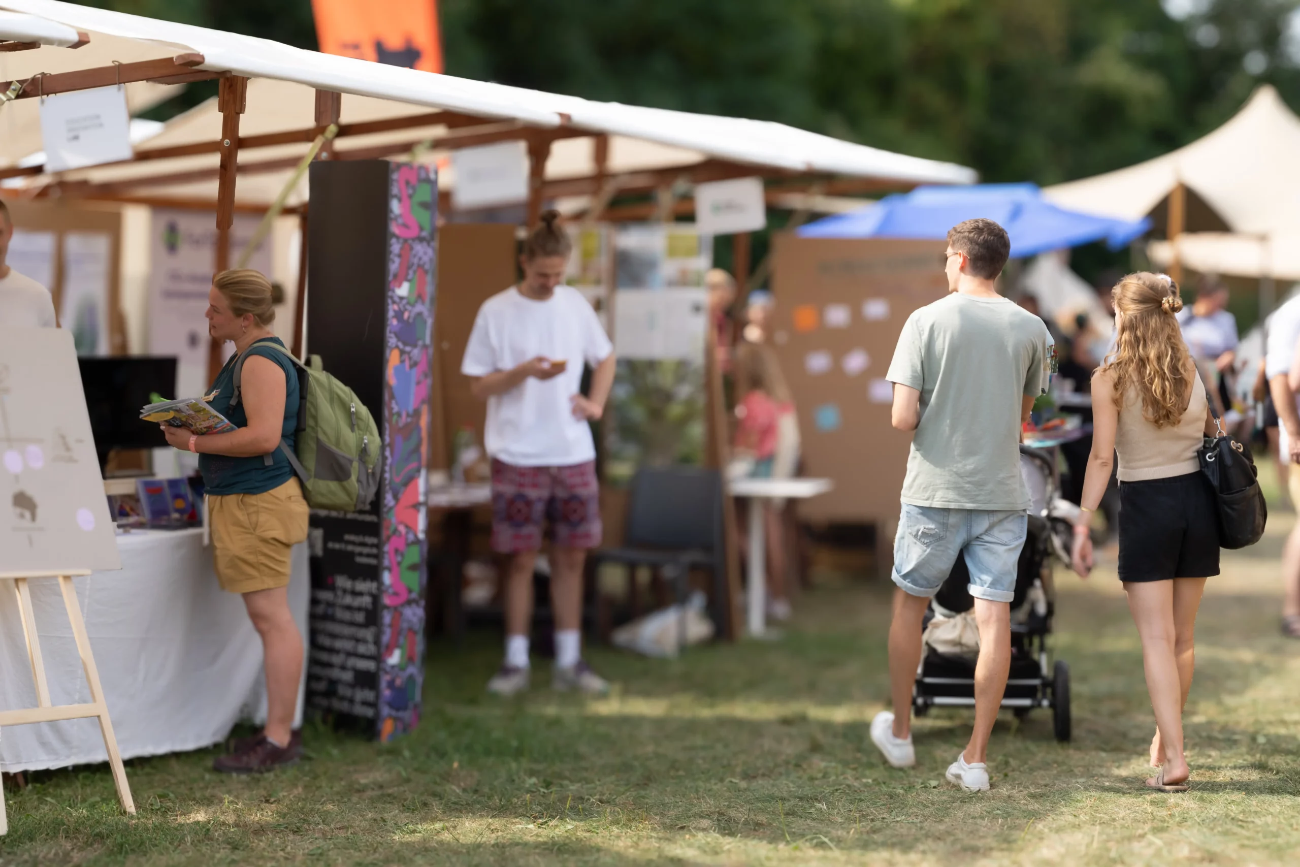 Menschen auf einem Markt mit verschiedenen Initiativen