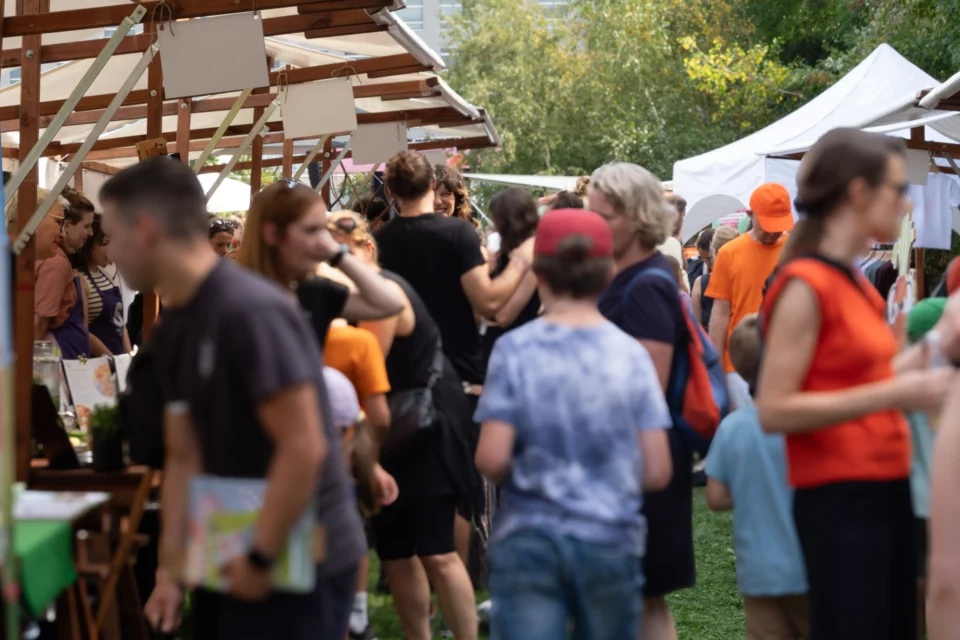 Menschen auf einem Markt mit verschiedenen Initiativen