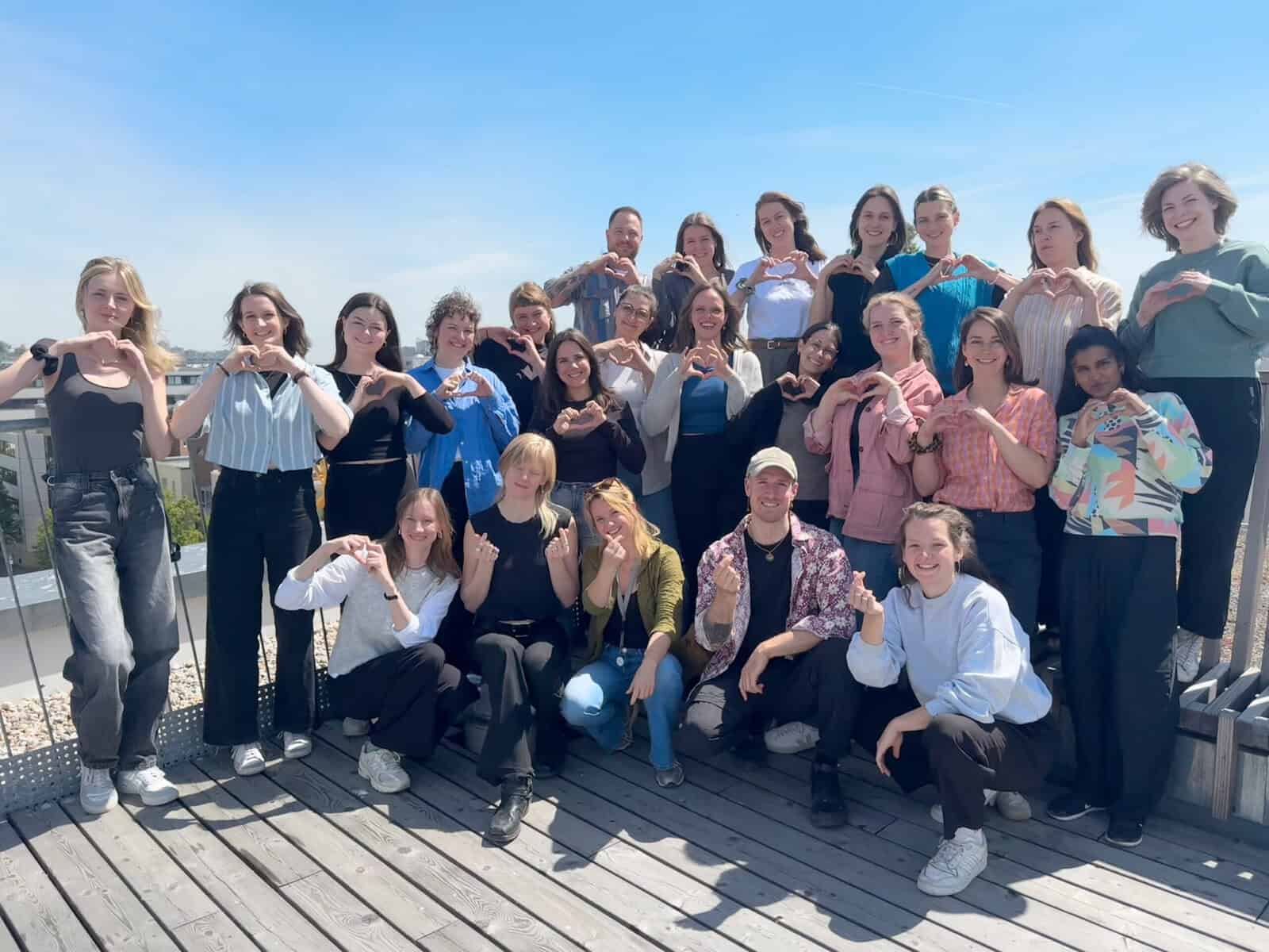 Teamfoto von Kopfsachen e.V. im Freien auf einer Dachterrasse