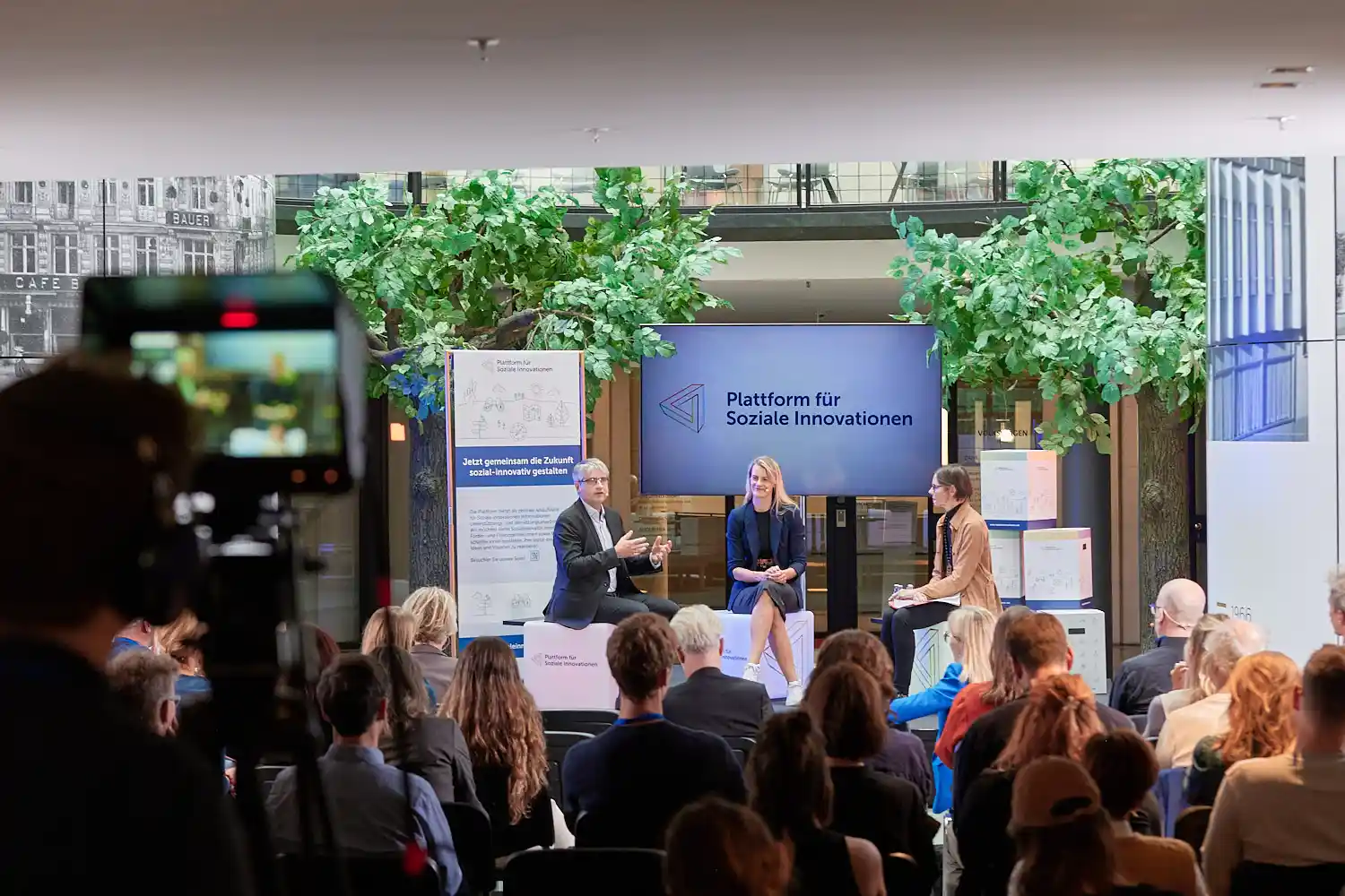 Sven Giegold, Zarah Bruhn und Johanna Mair im Gespräch beim Launch der Plattform für Soziale Innovationen, Okt. 2023