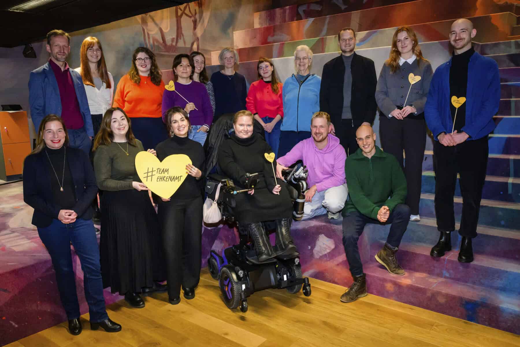 Eine Gruppe aus 17 Personen posiert für ein Foto.